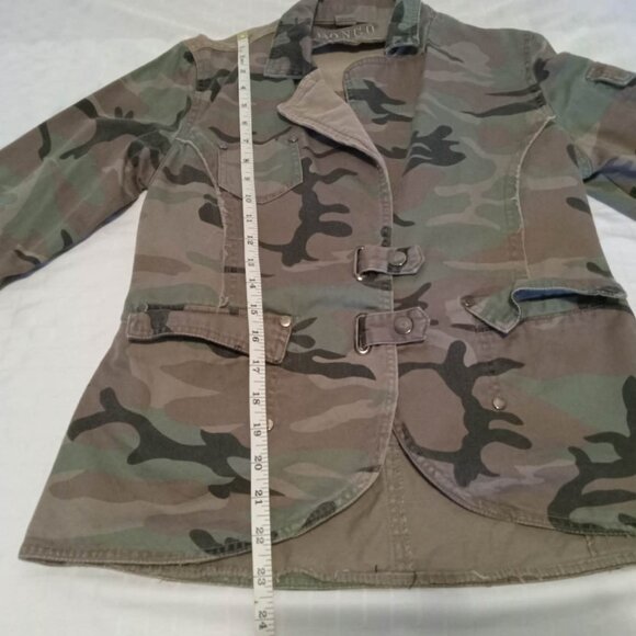 Military-style camouflage chic jacket with asymmetrical pockets and patches - Picture 6 of 9